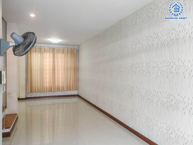 *****ทาวน์เฮ้าส์มือสองย่านกรุงเทพฯ ม.เดอะฟรอนท์ วัชรพล เนื้อที่กว้างขวางมากถึง 20.40 ตร.ว. ฟังก์ชัน 3 ห้องนอน 3 ห้องน้ำ ที่จอดรถ 1 คัน พร้อมเข้าอยู่ แถมฟรี! เครื่องปรับอากาศ 2 เครื่อง บนทำเลแห่งการเดินทาง เชื่อมต่อจุดขึ้นทางด่วน "วัชรพล" จองเลย!